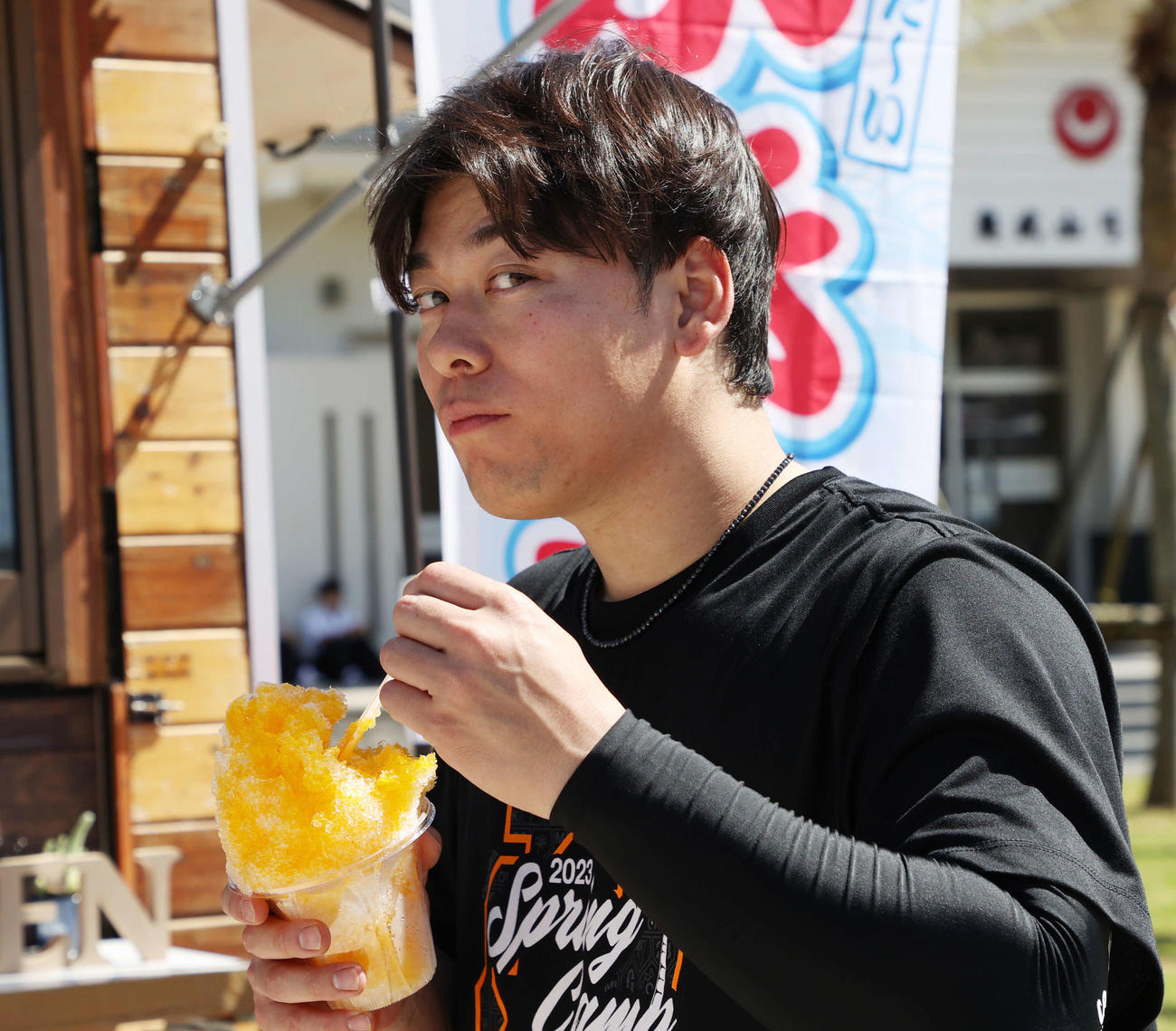 かき氷を食べる巨人高梨（撮影・宮地輝）
