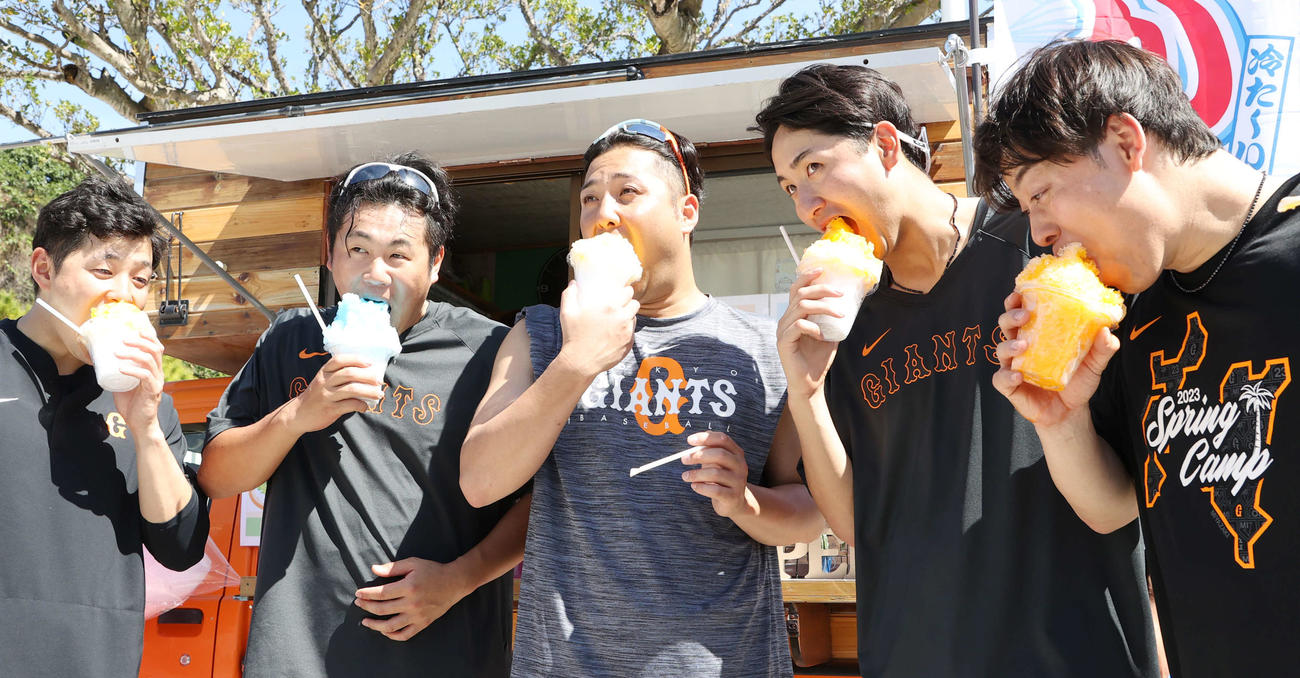 かき氷をほおばる巨人の投手陣。左から大江、堀岡、今村、横川、高梨（撮影・宮地輝）