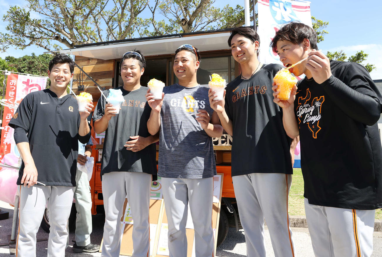 かき氷を手に笑顔の巨人の投手陣。左から大江、堀岡、今村、横川、高梨（撮影・宮地輝）