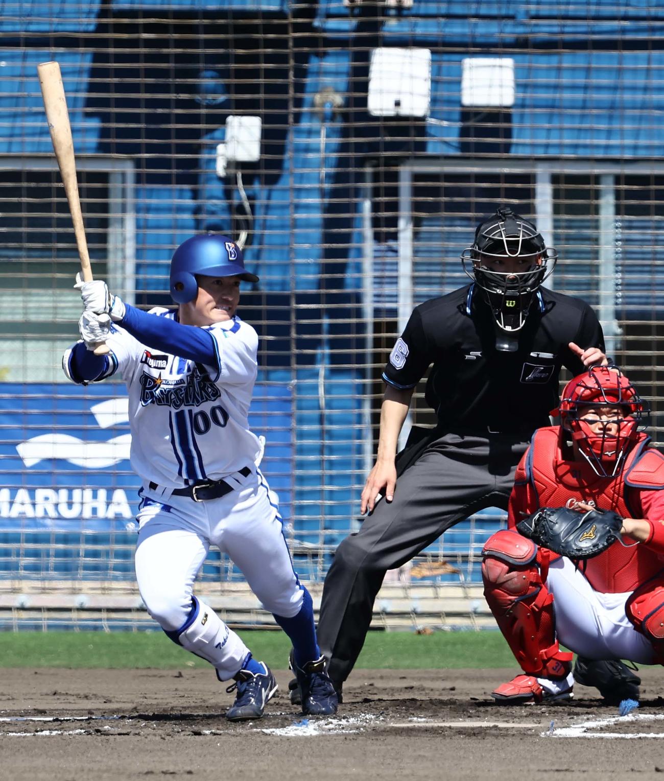 DeNA対広島練習試合　1回裏DeNA1死、林は左へ二塁打を放つ（撮影・上田博志）