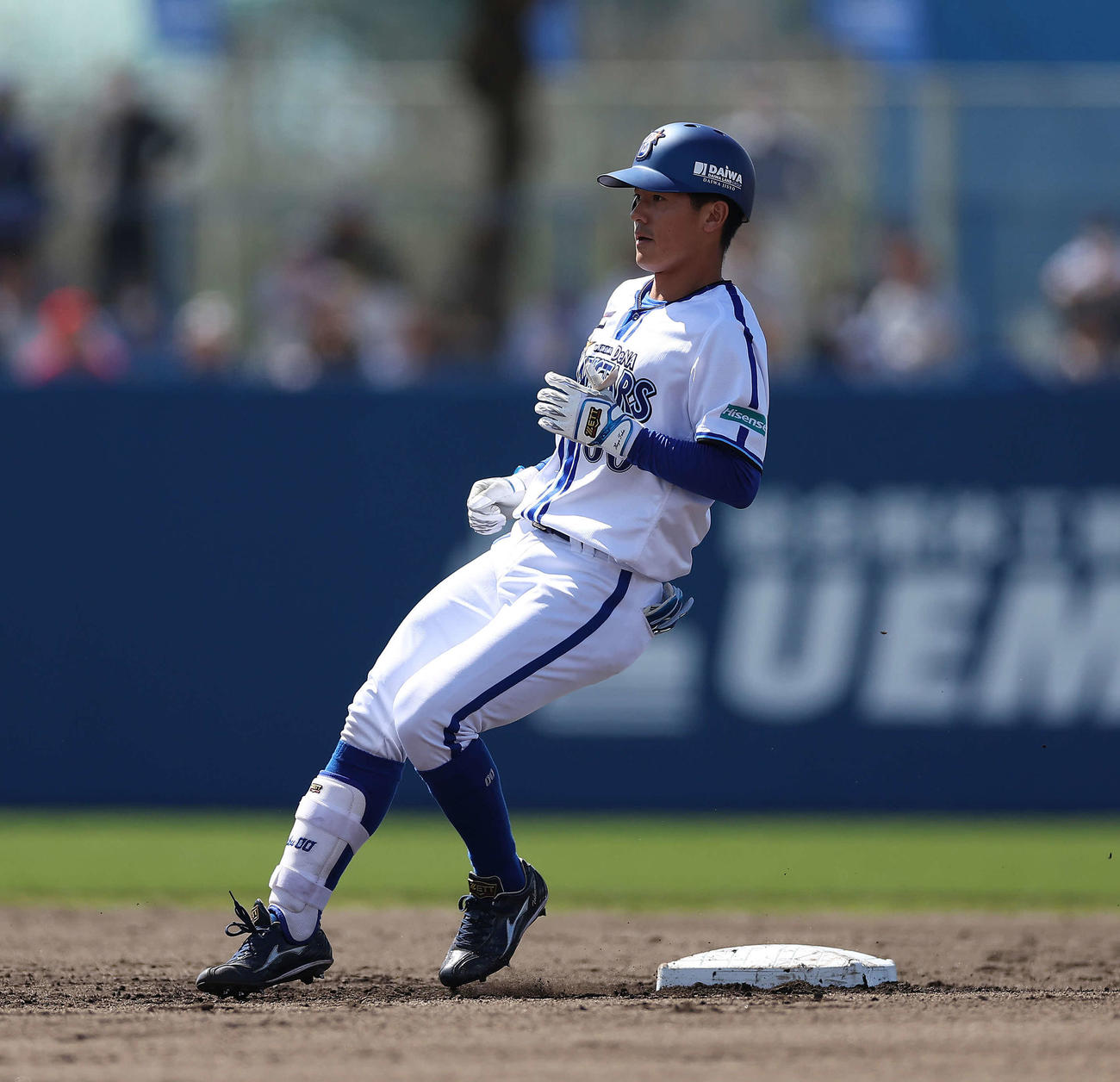 DeNA対広島　1回裏DeNA1死、左翼線に放ち二塁に出塁する林（撮影・河田真司）