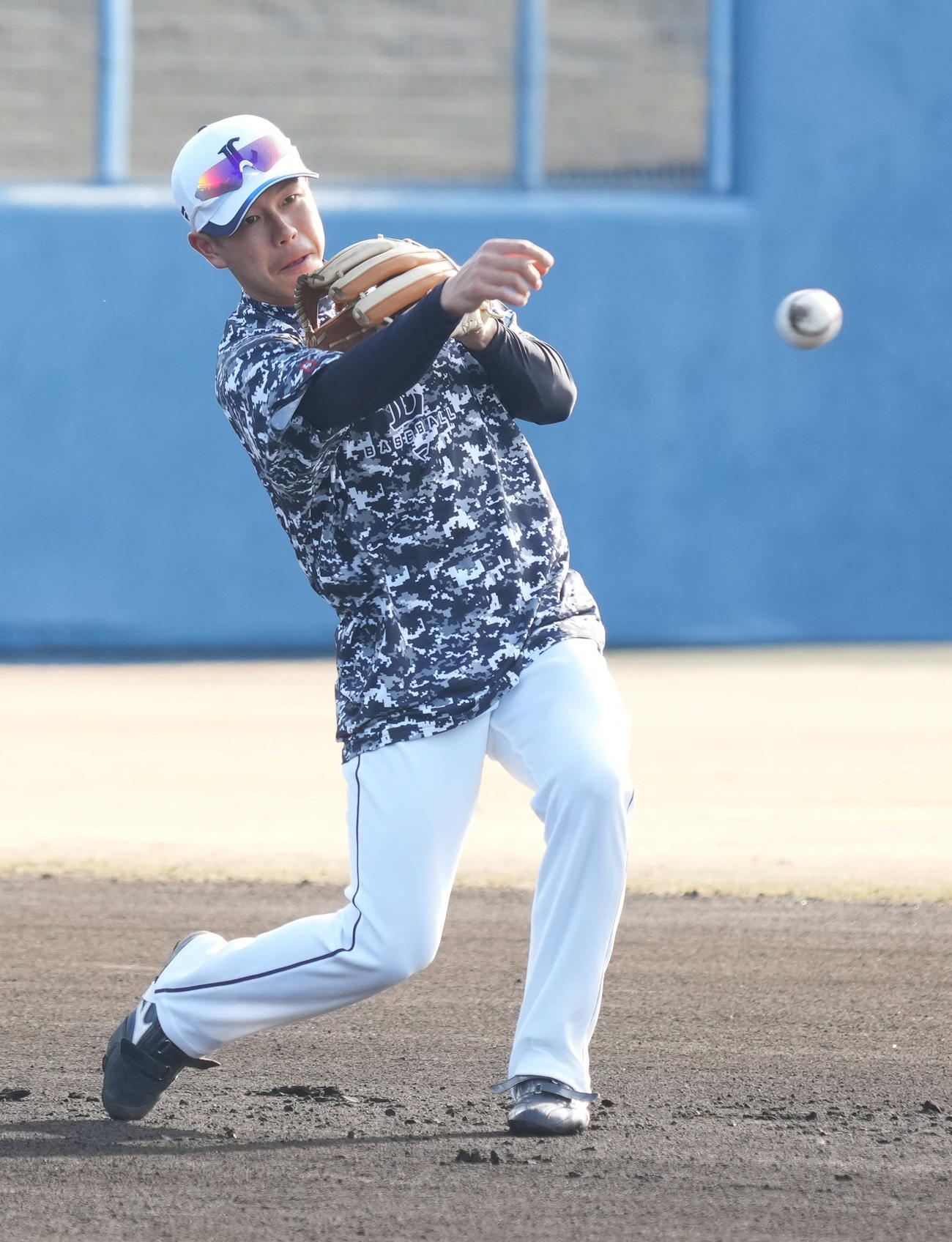 ノックを受ける西武ドラフト6位の児玉亮涼（23年2月12日）