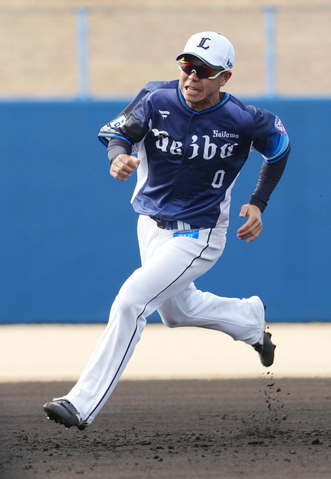 ベースランニングで三塁へ向かう西武ドラフト6位の児玉亮涼（23年2月12日）