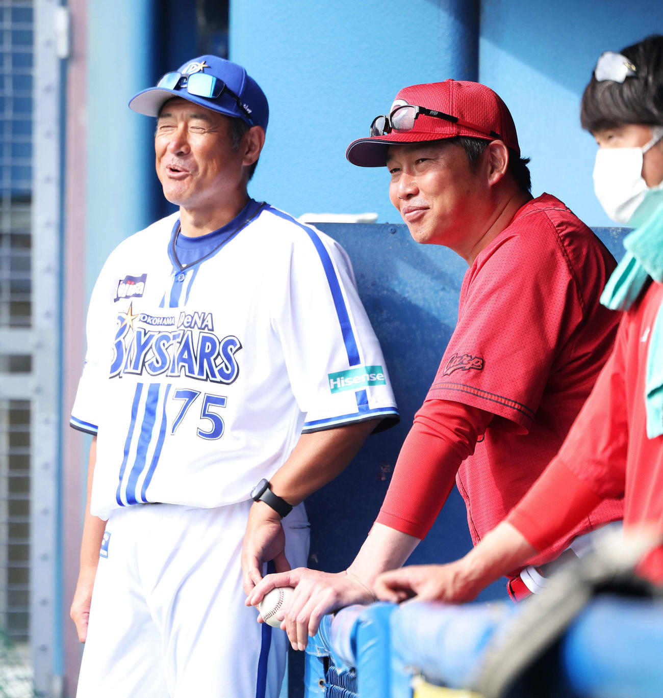 練習試合後、DeNA石井チーフ打撃コーチ（左）と言葉を交わす広島新井監督（撮影・河田真司）