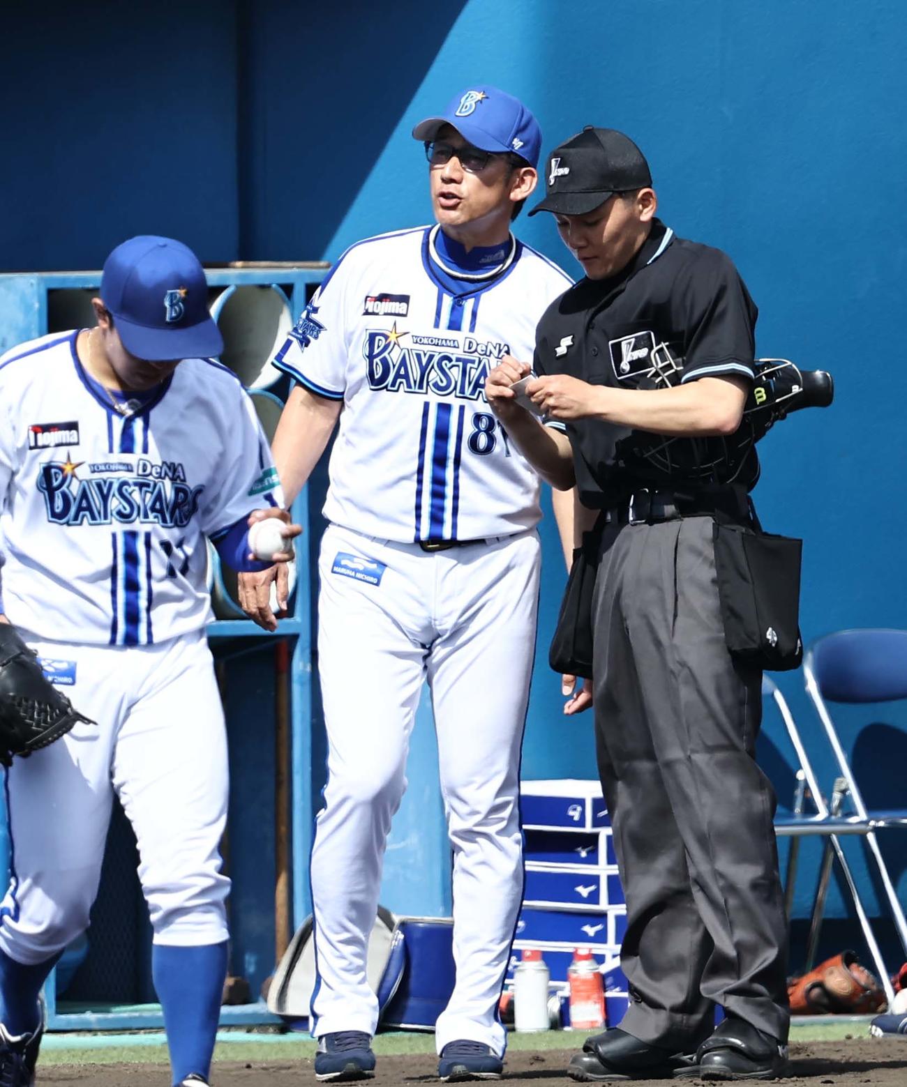 DeNA対広島練習試合　選手交代を告げる三浦監督（撮影・上田博志）