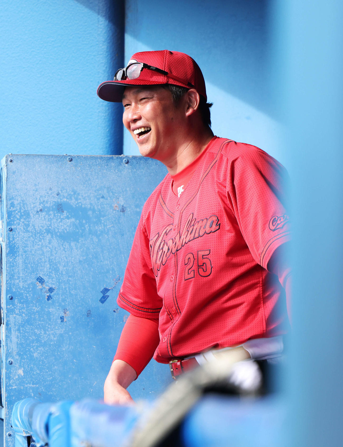 DeNAとの練習試合を終え、笑顔を見せる広島新井監督（撮影・河田真司）