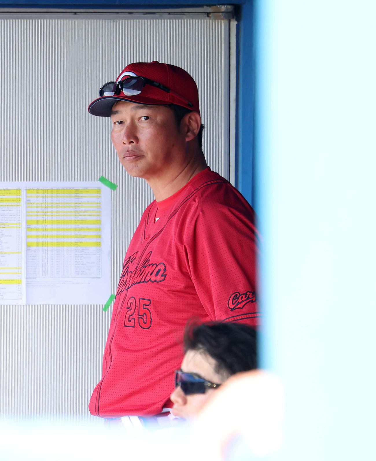 DeNA対広島　4回表、ベンチから戦況を見守る新井監督（撮影・河田真司）