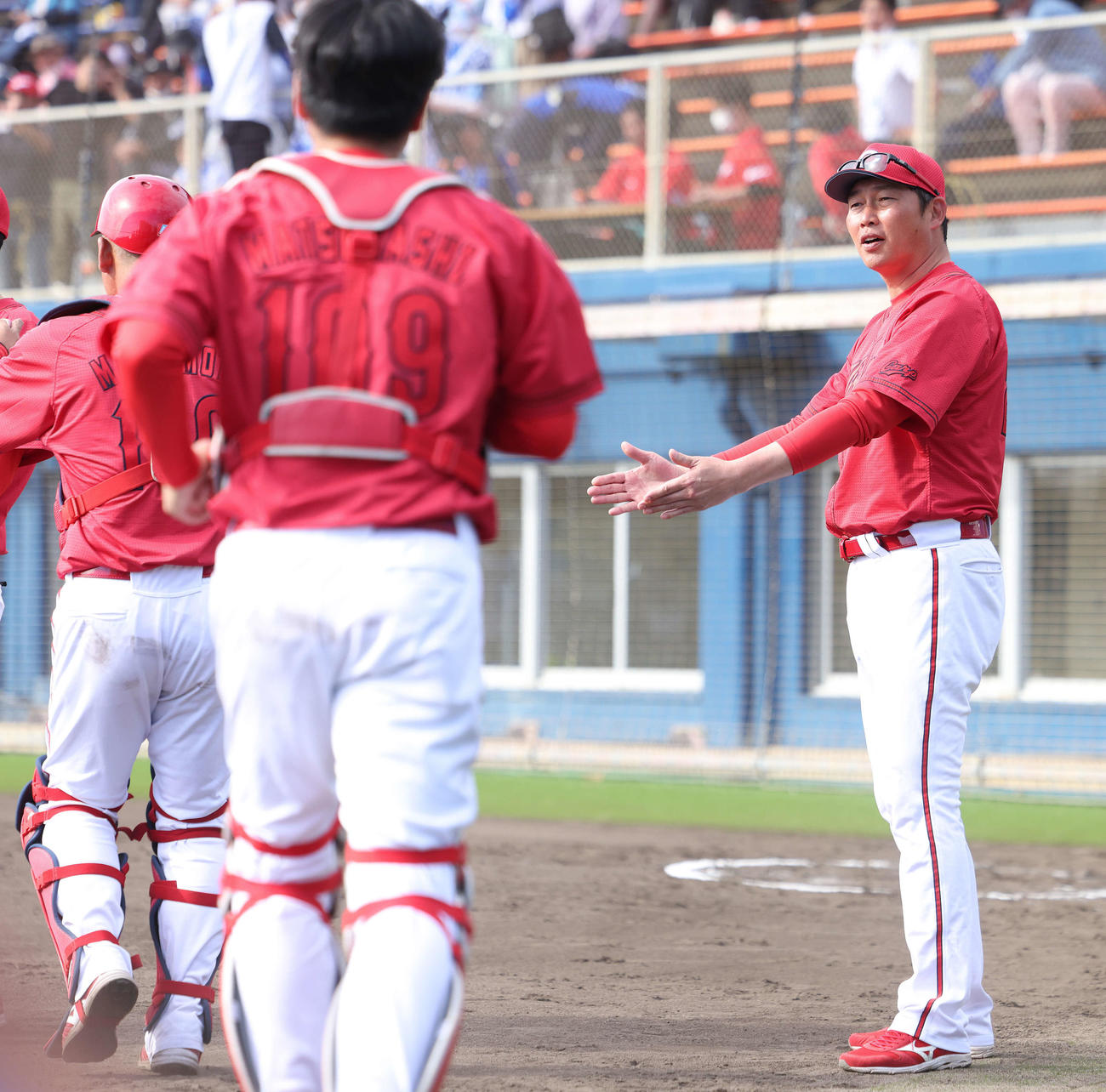 DeNAとの練習試合を終え、選手たちを迎える広島新井監督（撮影・河田真司）