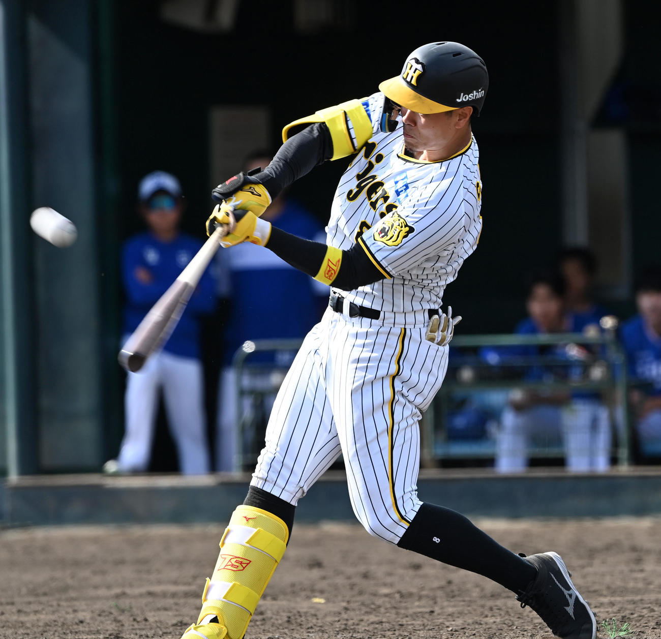 阪神対サムスン　7回裏阪神1死満塁、佐藤輝は中越え適時2点二塁打を放つ（撮影・前岡正明）