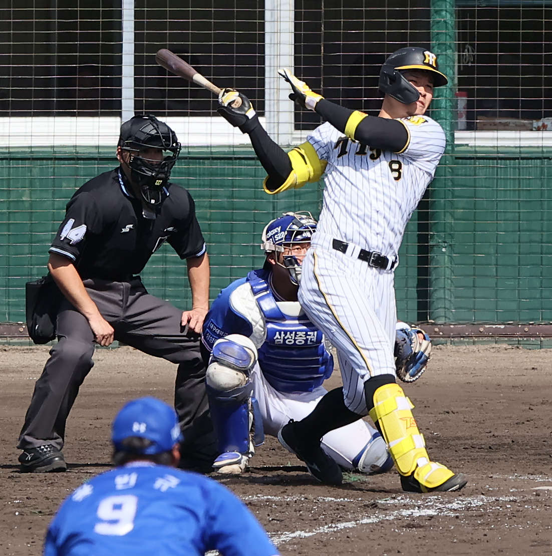 阪神対サムスン　4回裏阪神1死、佐藤輝は右中間に二塁打を放つ（撮影・上山淳一）
