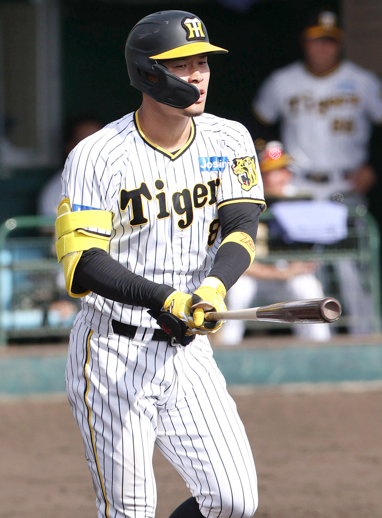 練習試合・阪神対サムスン　7回裏阪神1死満塁、佐藤輝は左中間に2点適時二塁打を放つ（撮影・上山淳一）