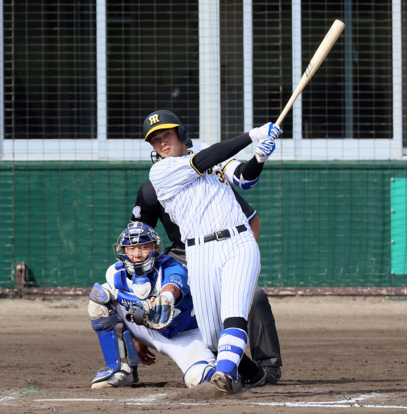 阪神対サムスン　7回裏阪神1死満塁、井上は左中間越え満塁本塁打を放つ（撮影・加藤哉）