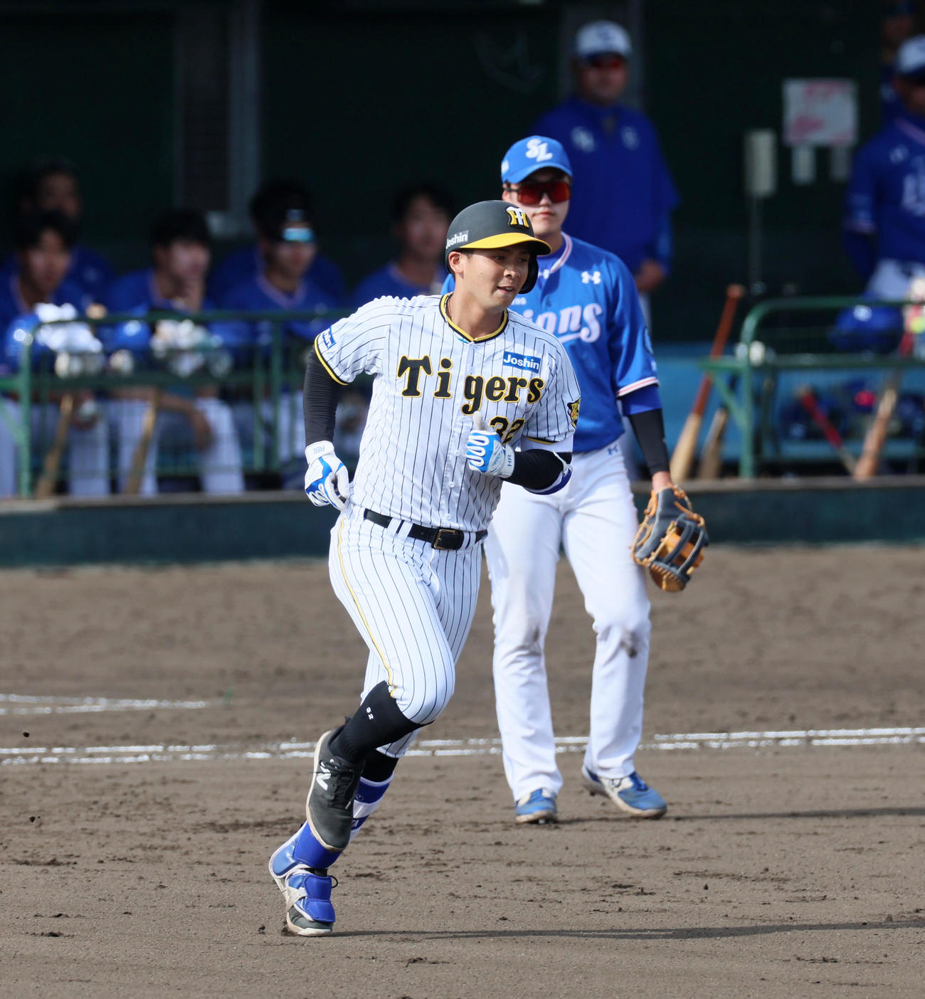 阪神対サムスン　7回裏阪神1死満塁、井上は左中間越え満塁本塁打を放ちダイヤモンドを1周する（撮影・加藤哉）