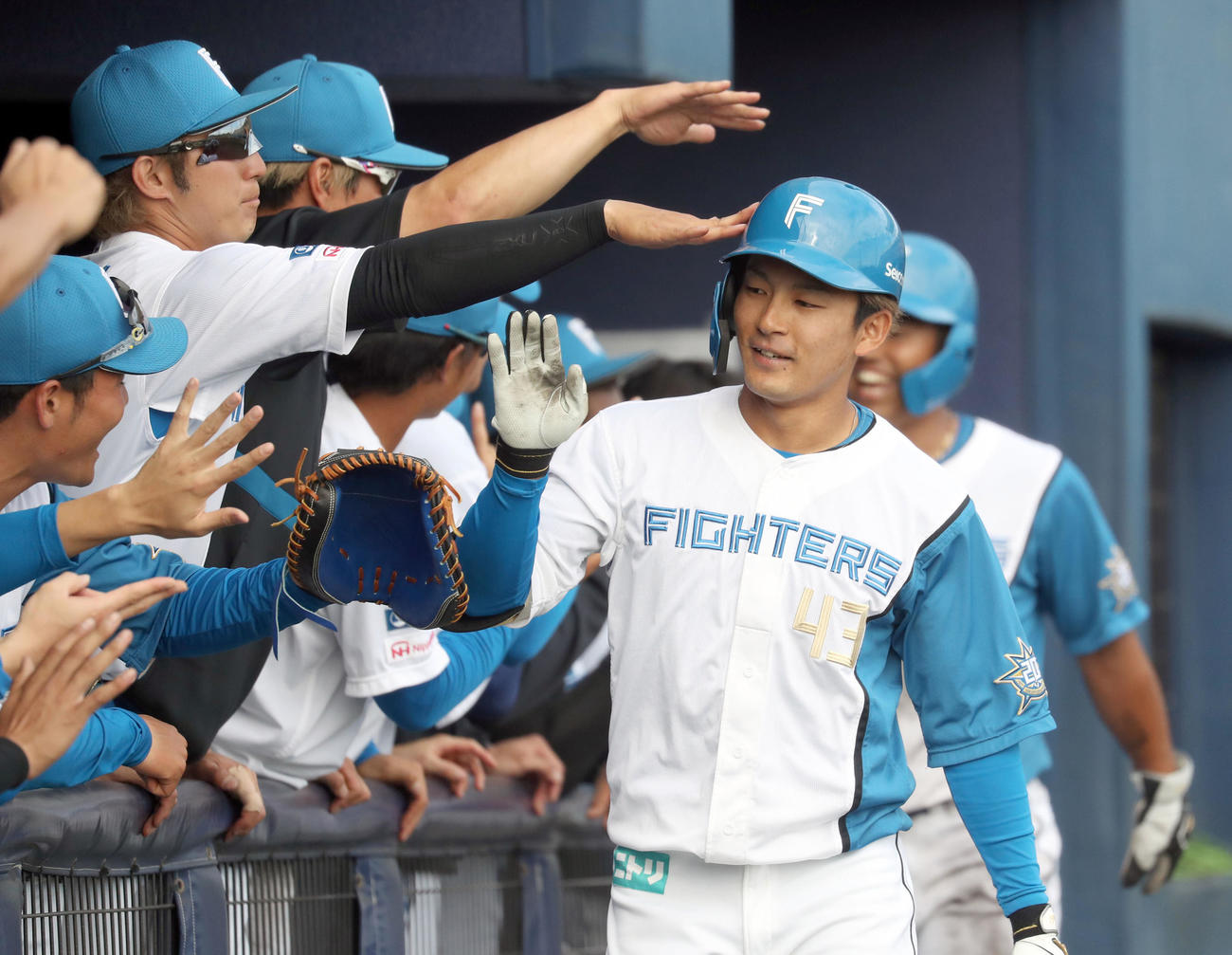 日本ハム対楽天　8回裏日本ハム2死一塁、水野は右越え2点本塁打を放ちナインに出迎えられる（撮影・佐藤翔太）