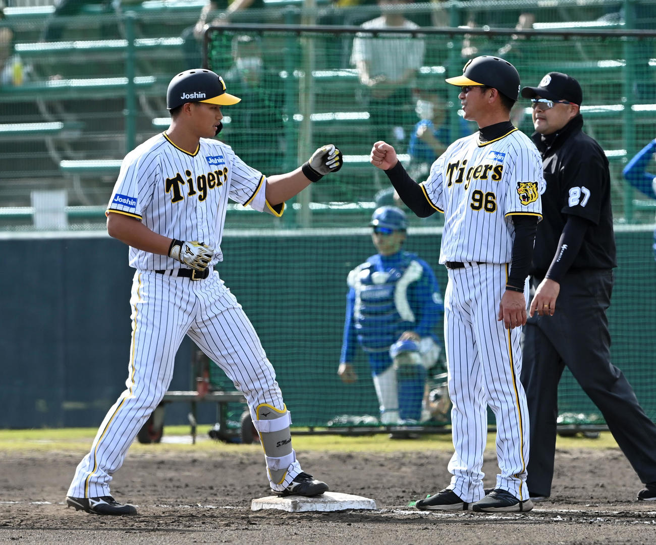 阪神対サムスン　7回裏阪神2死三塁、森下は左前適時打を放ち筒井コーチとグータッチ（撮影・前岡正明）