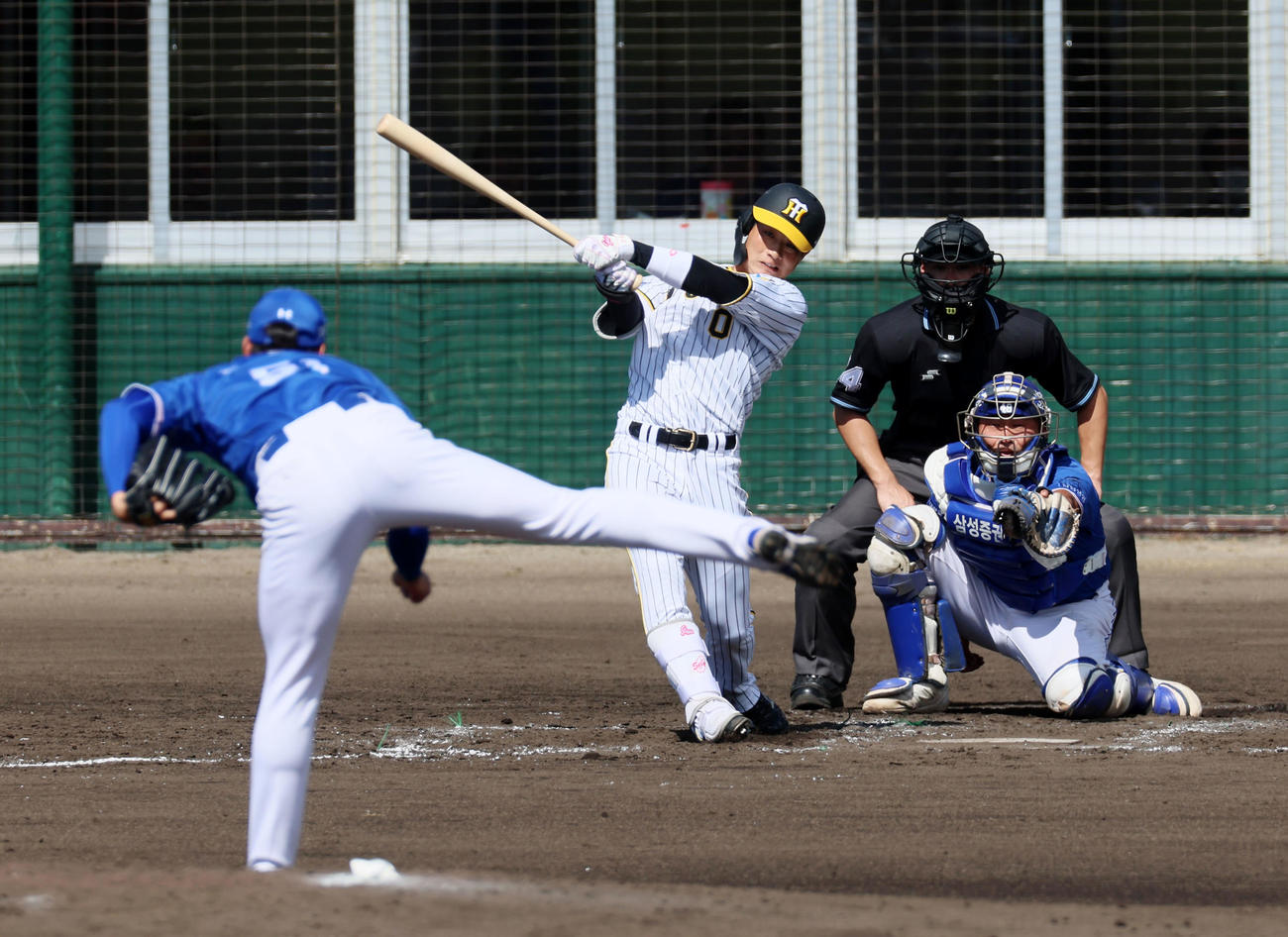 阪神対サムスン　3回裏阪神1死、木浪は右越え三塁打を放つ（撮影・加藤哉）