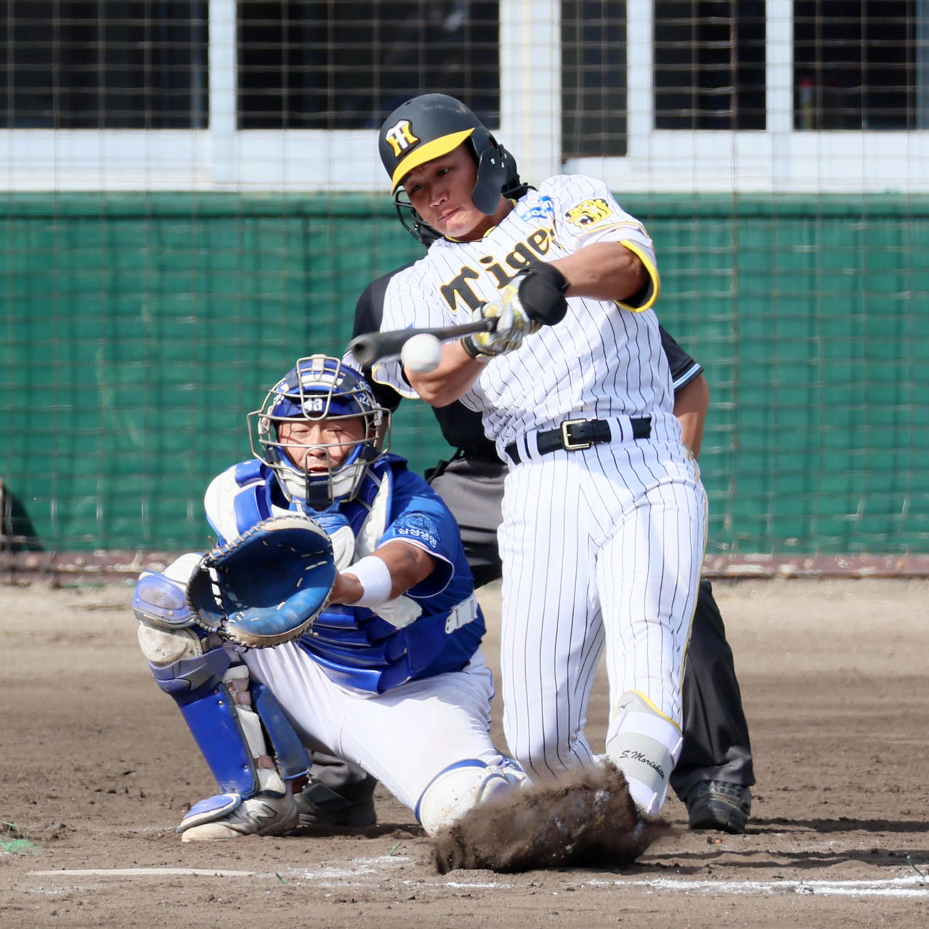 阪神対サムスン　7回裏阪神2死三塁、森下は左前適時打を放つ（撮影・加藤哉）