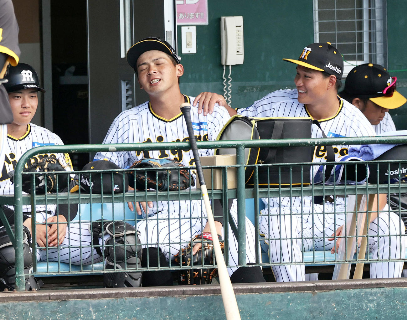 練習試合・阪神対サムスン　試合前、井上（中央）と笑顔で話す森下。左は中川（撮影・上山淳一）