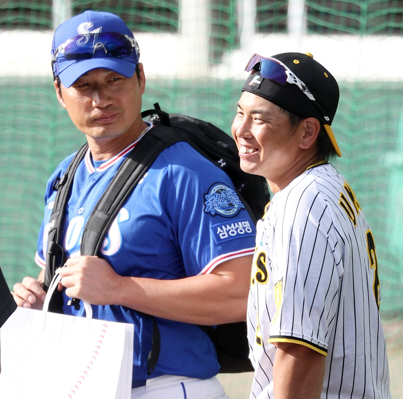 阪神対サムスン　試合後、梅野（右）はサムスン呉昇桓と笑顔で話す（撮影・上山淳一）