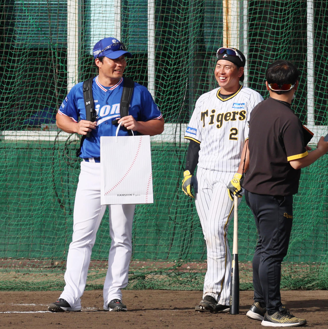 阪神対サムスン　試合後引き揚げる呉昇桓（左）と談笑する梅野（撮影・加藤哉）