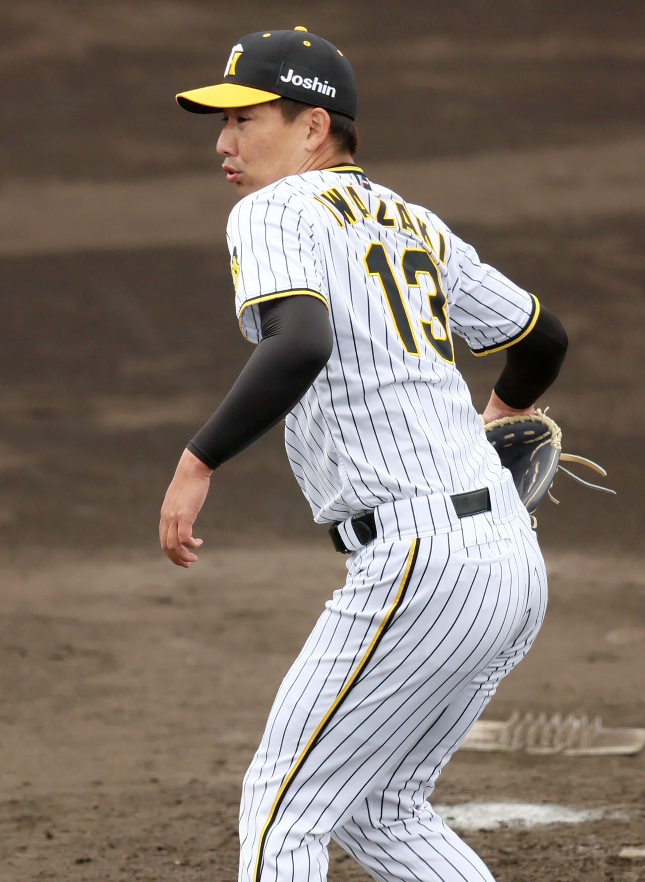 実戦形式で投球の岩崎は森下のバットが折れ飛んできてのけぞる（撮影・上山淳一）
