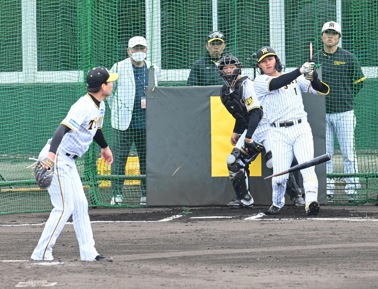 実戦形式の打撃練習で岩崎と対戦した森下はバットを折られる（撮影・前岡正明）