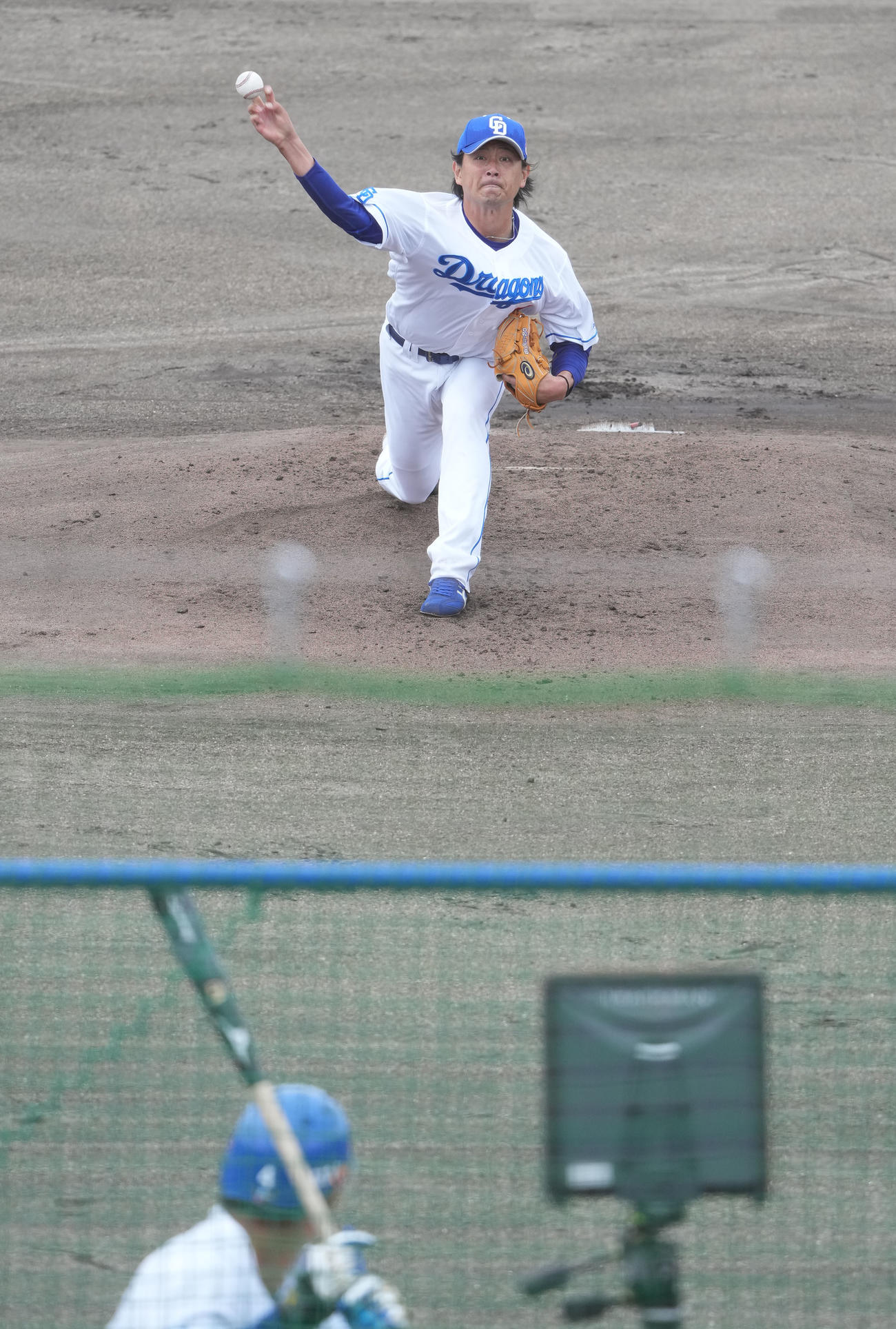 シート打撃練習に登板する涌井（撮影・森本幸一）