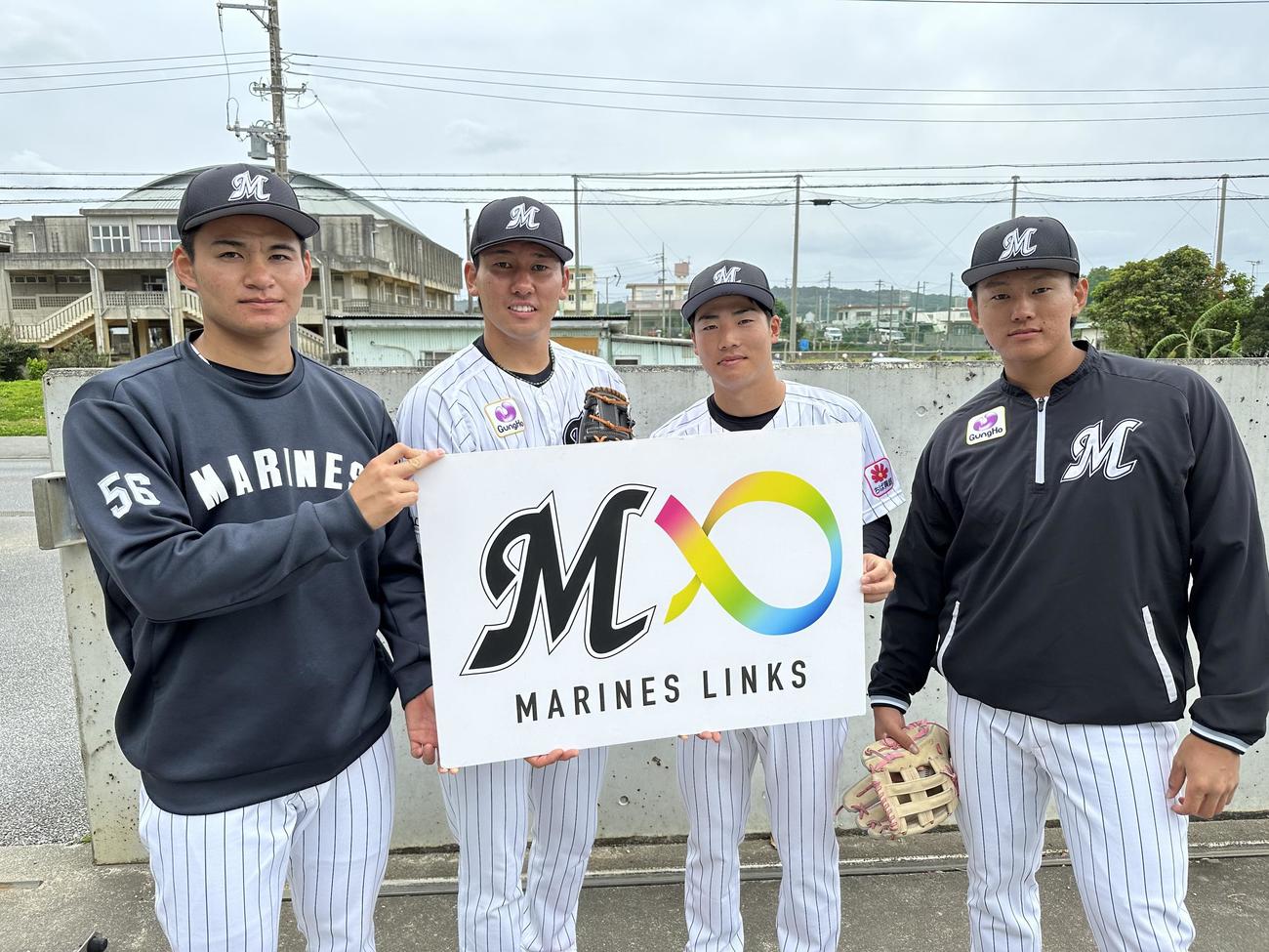 糸満市内の小学校を訪問したロッテ選手。左から中森、高野、友杉、山本（球団提供）