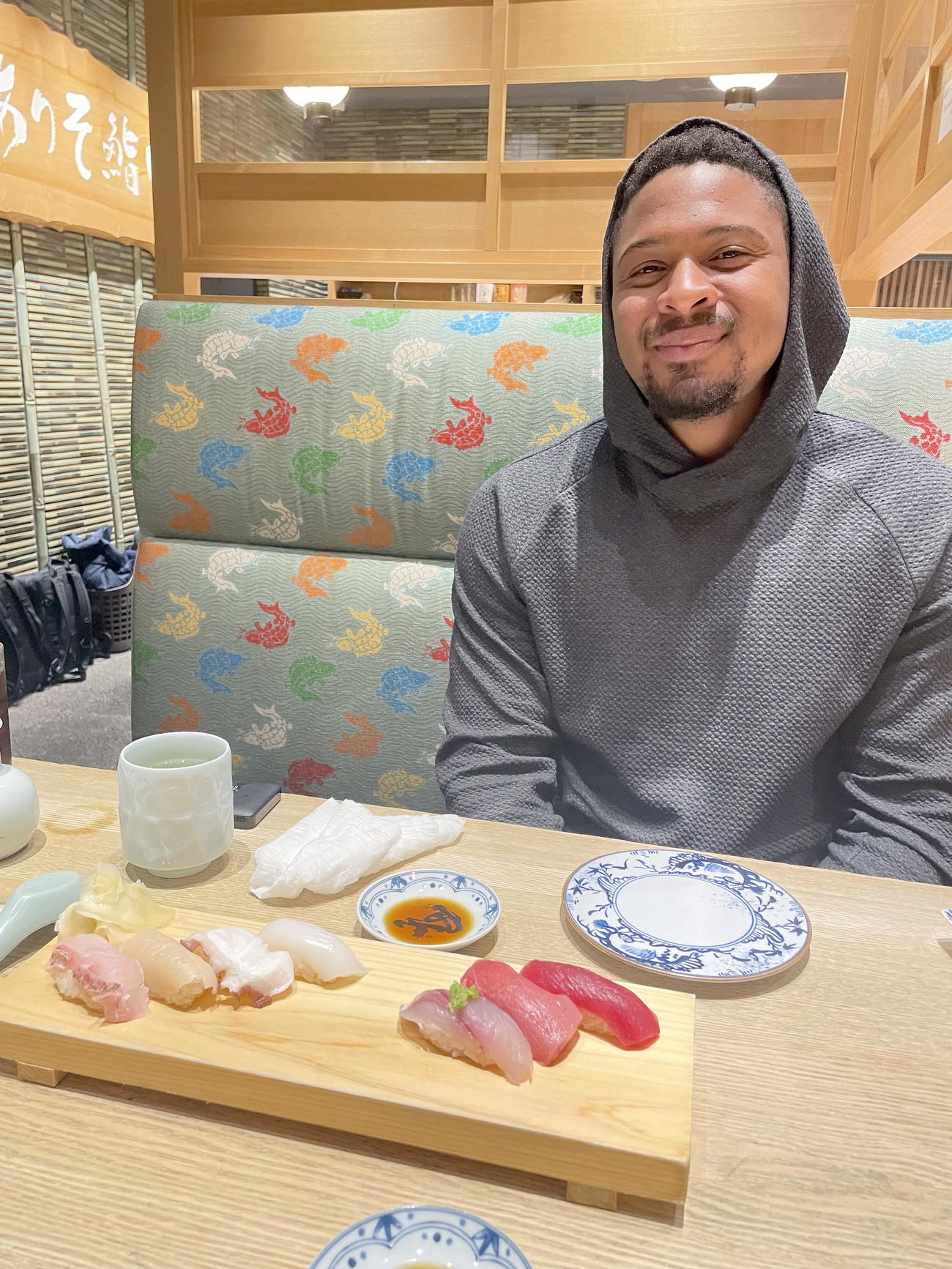 すしを食べるロッテ新外国人ペルドモ（球団提供）