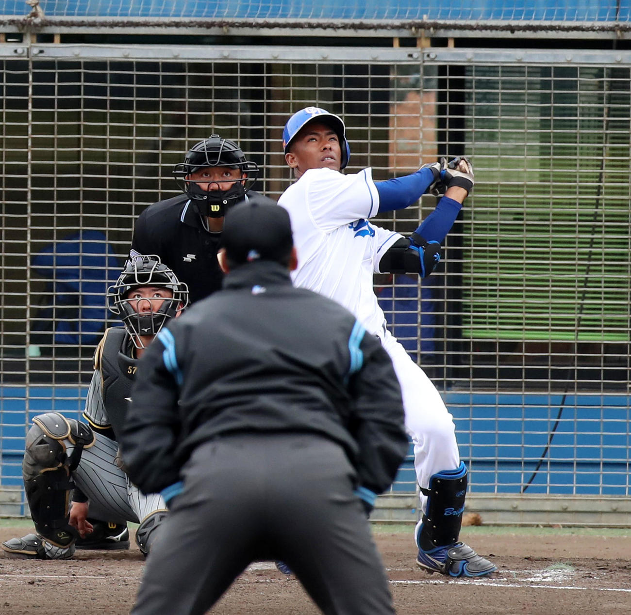 中日対阪神　3回裏中日1死二塁、ブライト健太は左越えに、この試合2本目の本塁打を放つ（撮影・加藤哉）