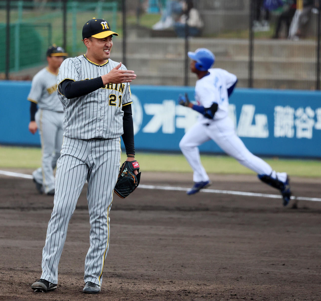 中日対阪神　2回裏中日無死、秋山はブライト健太に左越え本塁打を被弾（撮影・加藤哉）