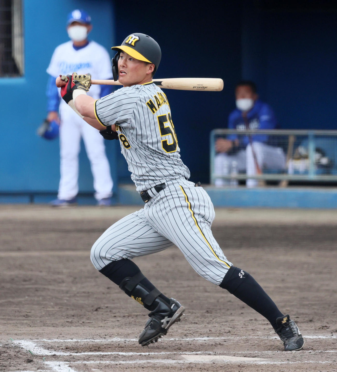 中日対阪神　6回表阪神2死一、二塁、代打前川は左越え3点本塁打を放つ（撮影・加藤哉）