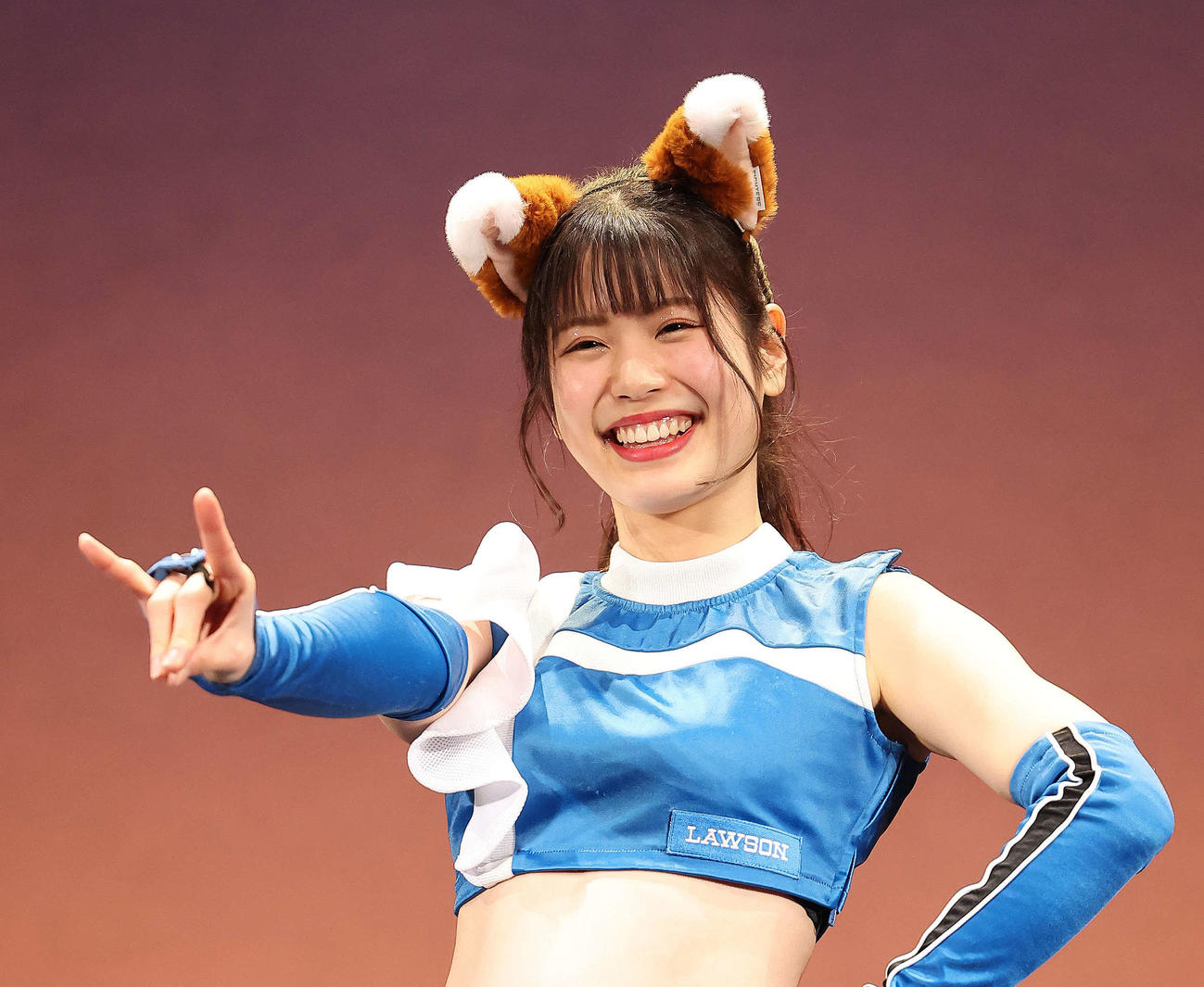 きつねダンスを披露するファイターズガールの滝谷美夢さん（2022年12月23日撮影）