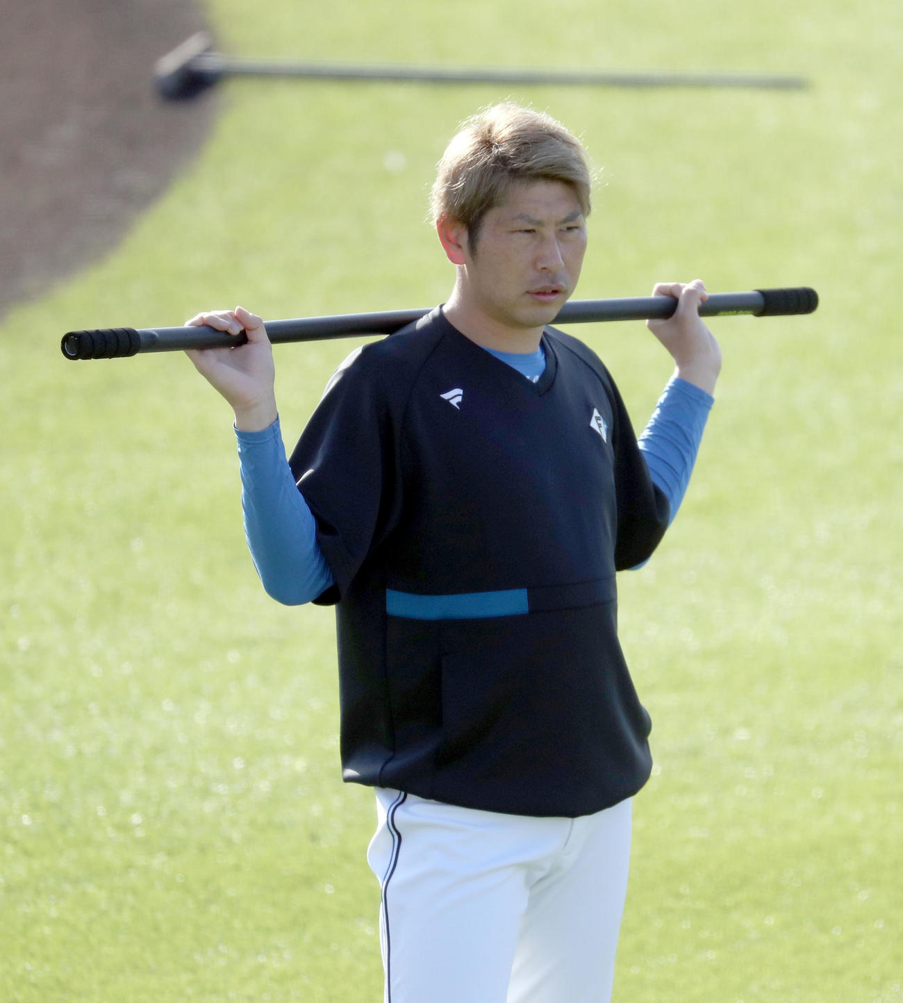 ウオーミングアップをする日本ハム加藤貴（撮影・佐藤翔太）