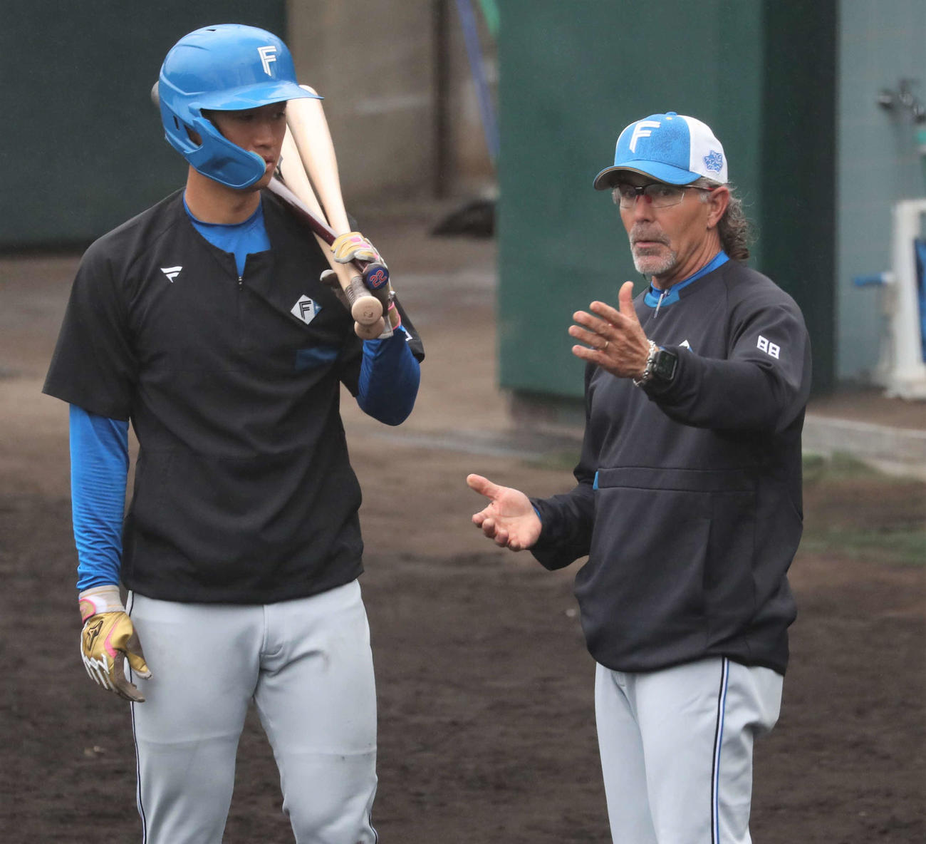 加藤豪にアドバイスする日本ハムコンサルタントのヒルマン氏（23年2月14日撮影）