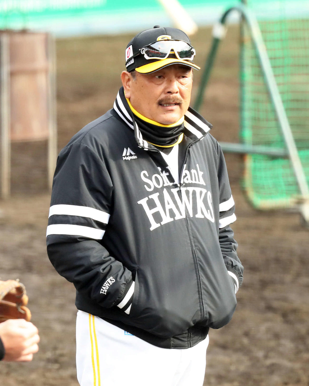 練習を見つめる藤本博史監督（2023年2月撮影）