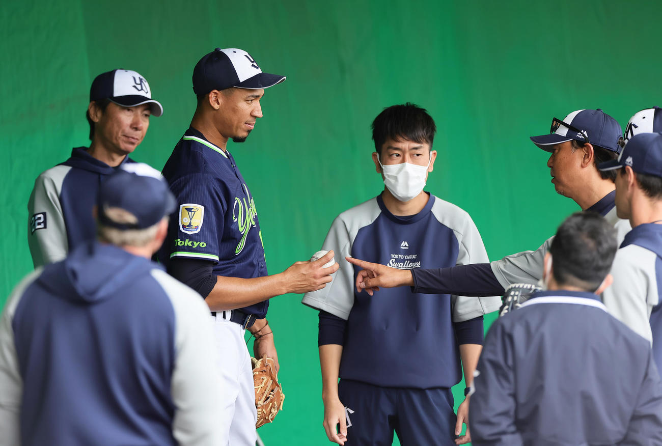 ブルペンでヤクルトのエスピナル（中央左）は伊藤コーチ（右端）から投球指導を受ける。左端は高津監督（撮影・足立雅史）