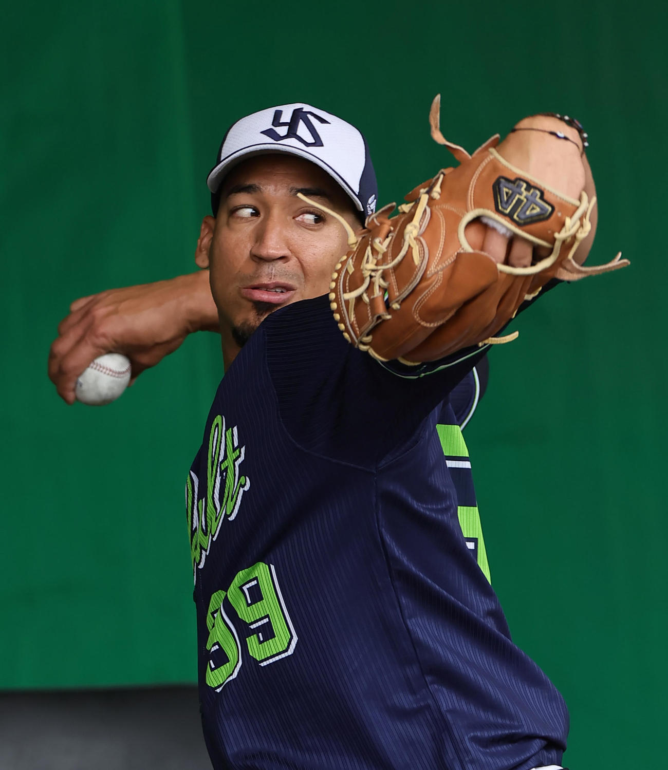 ブルペン投球するヤクルトのエスピナル（撮影・足立雅史）