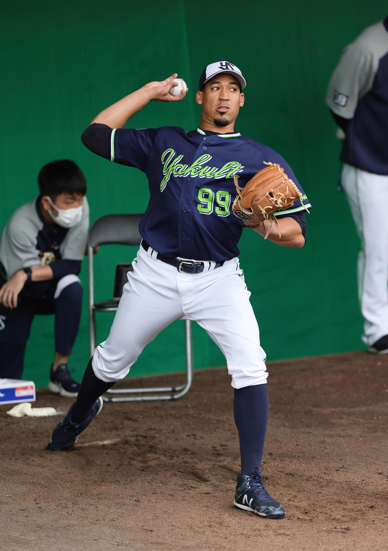 ブルペン投球するヤクルトのエスピナル（撮影・足立雅史）