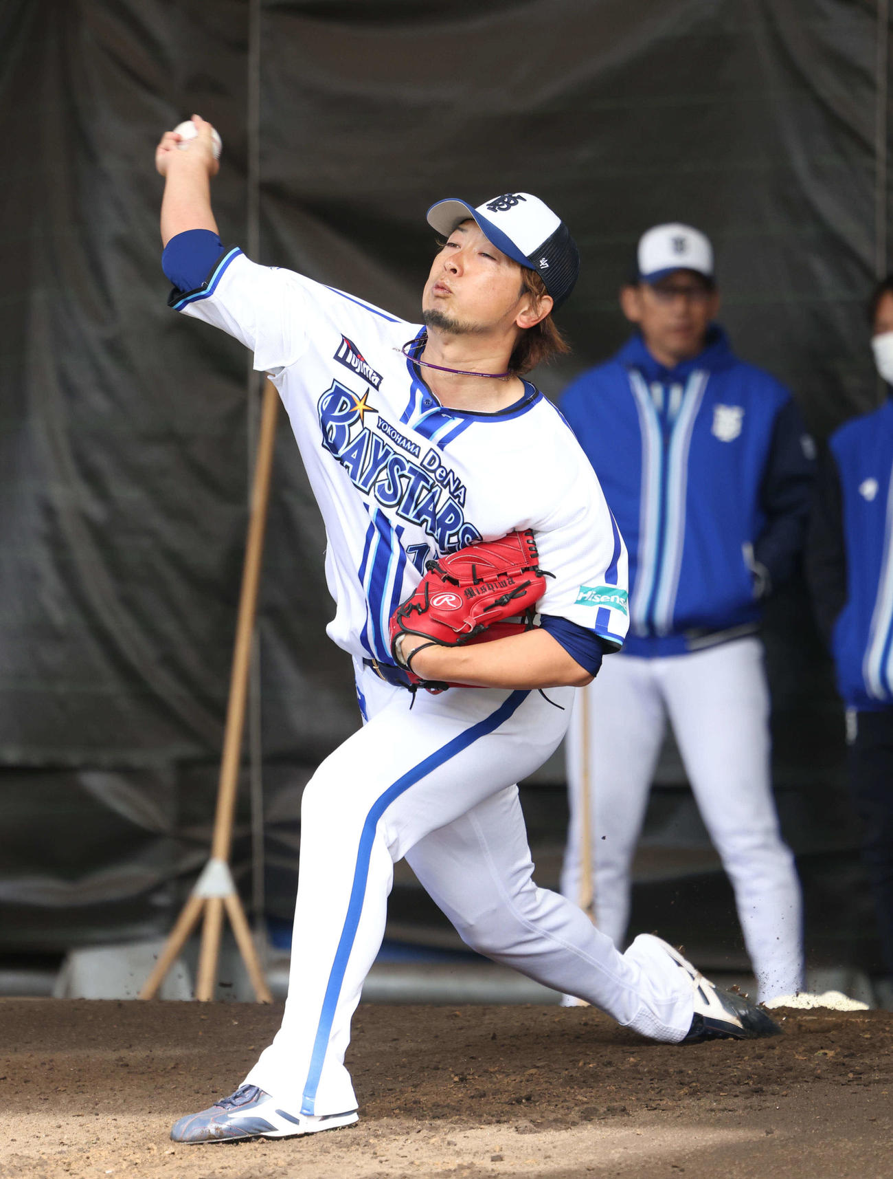 ブルペン投球するDeNA三嶋（撮影・河田真司）