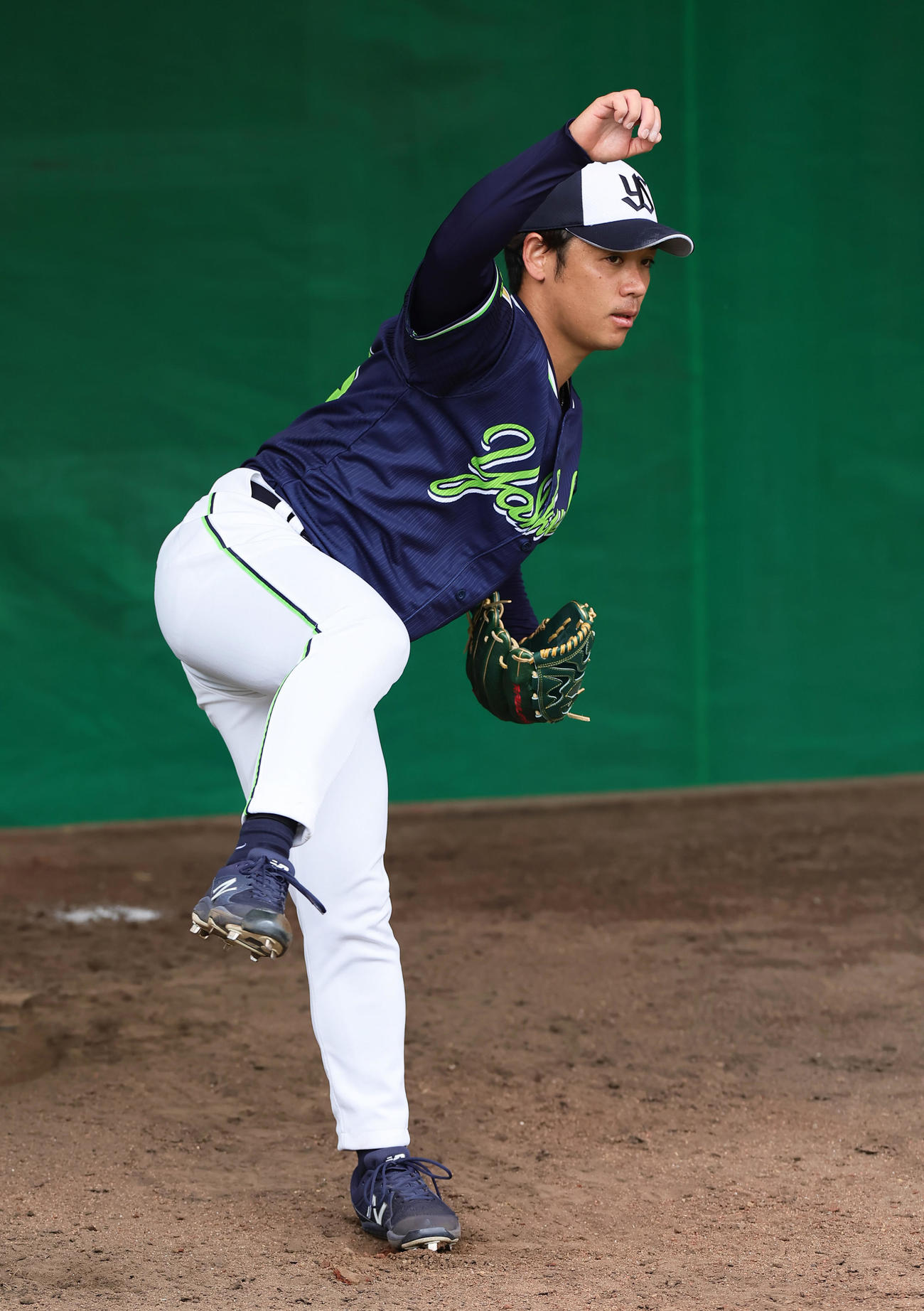ブルペン投球するヤクルト小川（撮影・足立雅史）
