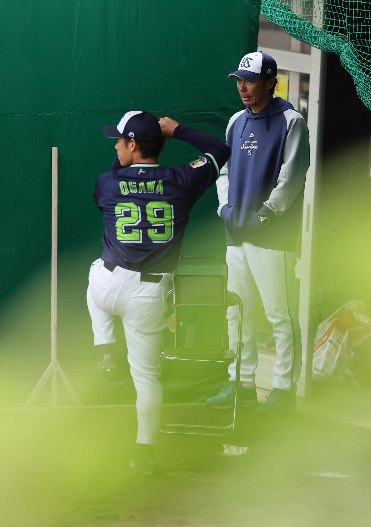 ブルペン投球するヤクルト小川（左）を見つめる高津監督（撮影・足立雅史）