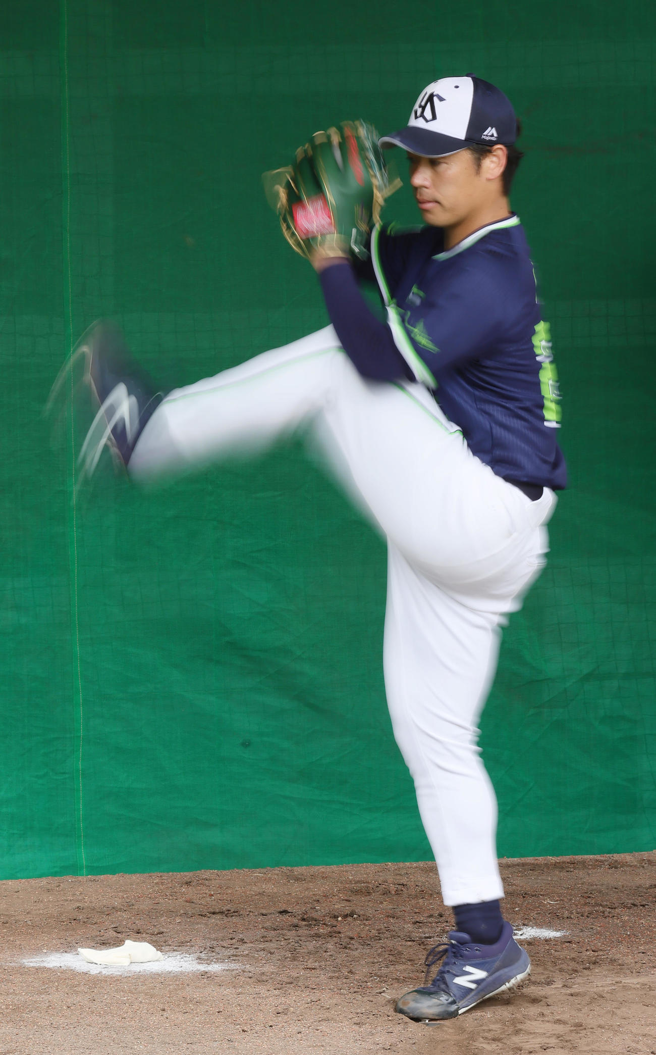 ブルペン投球するヤクルト小川。体の芯はぶれません（撮影・足立雅史）