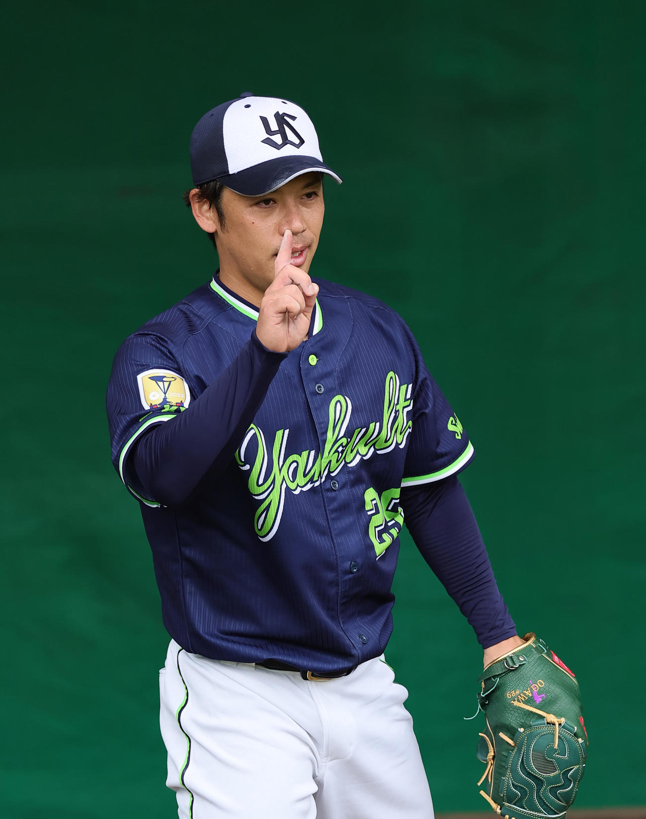 ブルペン投球の最後の1球をおかわりするヤクルト小川（撮影・足立雅史）