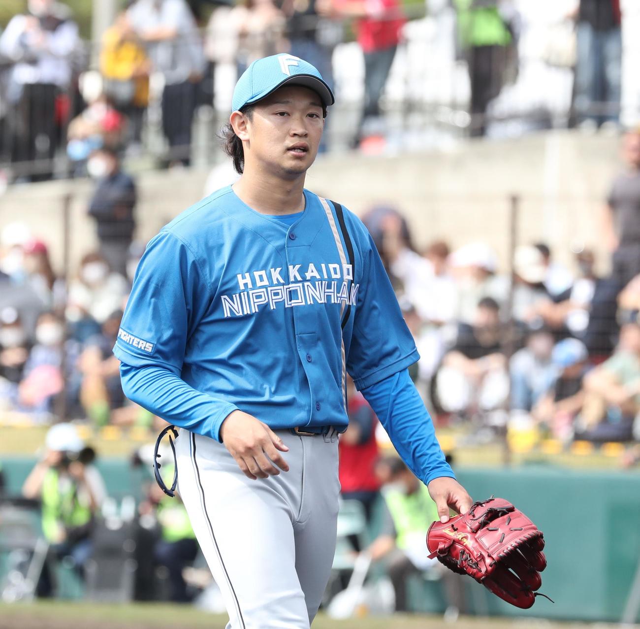2023年2月12日、楽天との練習試合で、1回を投げ終えてベンチに引き揚げる日本ハム鈴木健矢