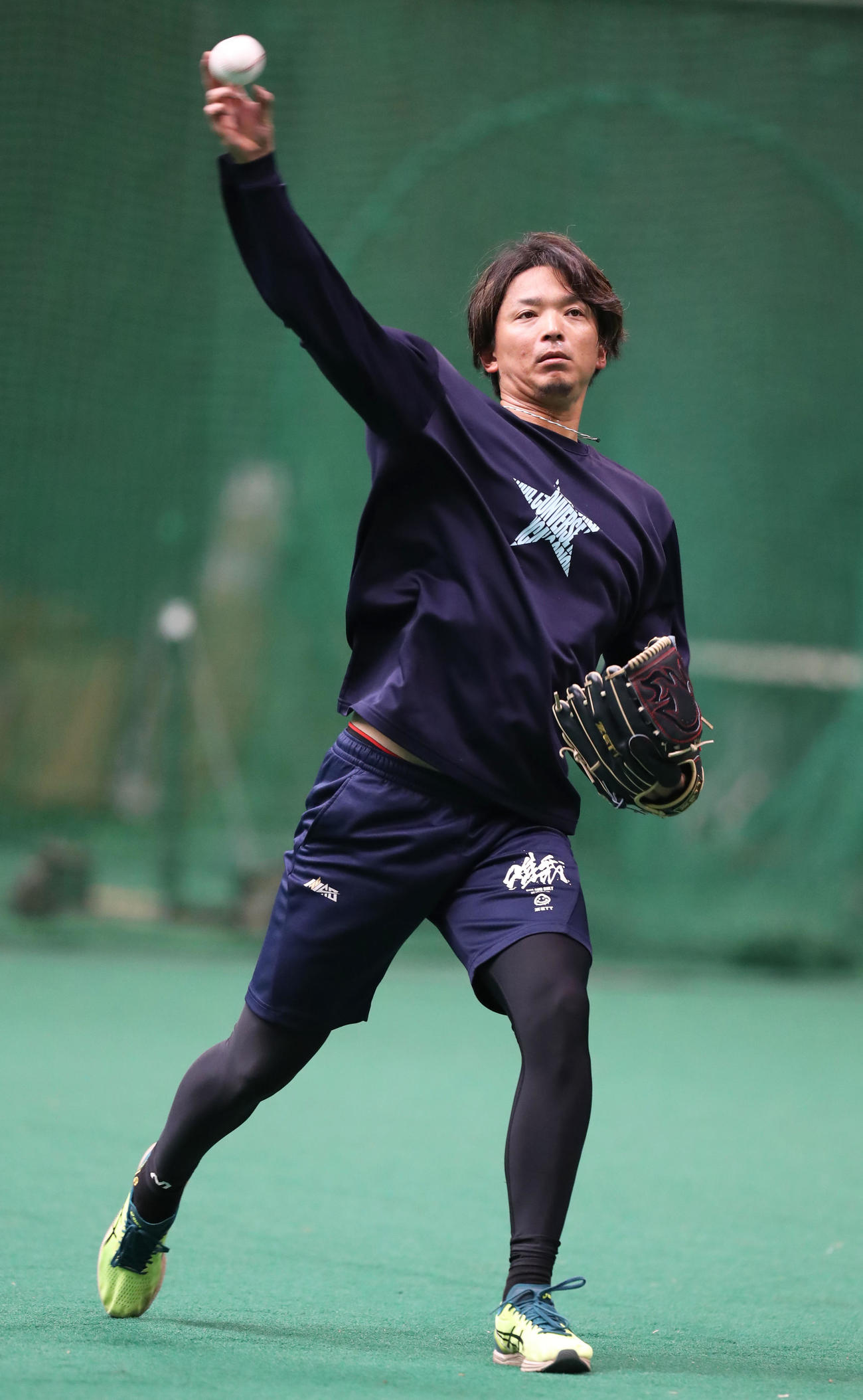 キャッチボールで調整する東浜（撮影・屋方直哉）