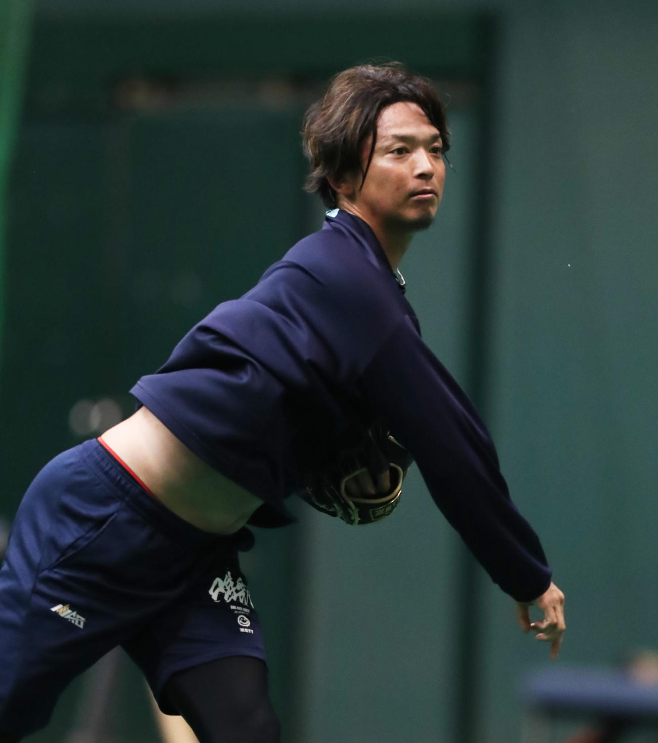 キャッチボールで調整する東浜（撮影・屋方直哉）