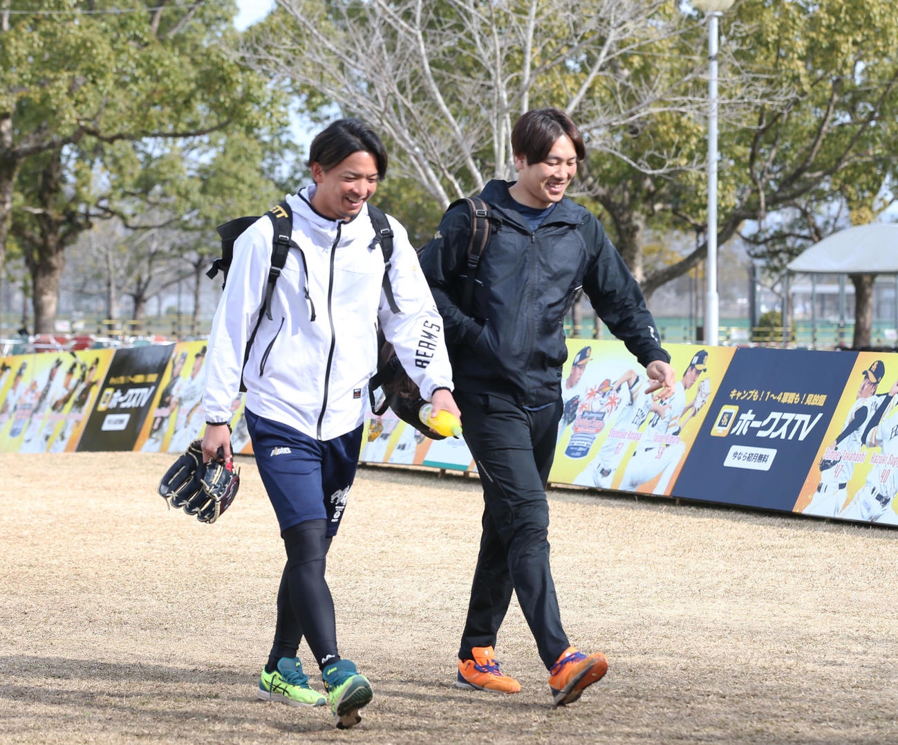 室内練習場に向かう東浜（左）と石川（撮影・屋方直哉）