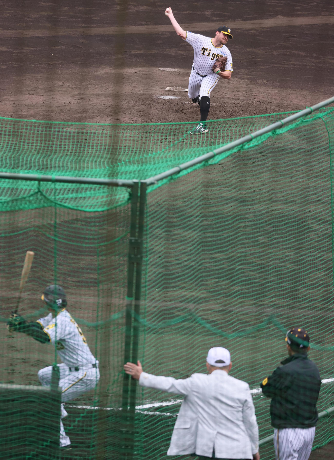 実戦形式の打撃練習に登板するビーズリー。右は岡田監督（撮影・上山淳一）
