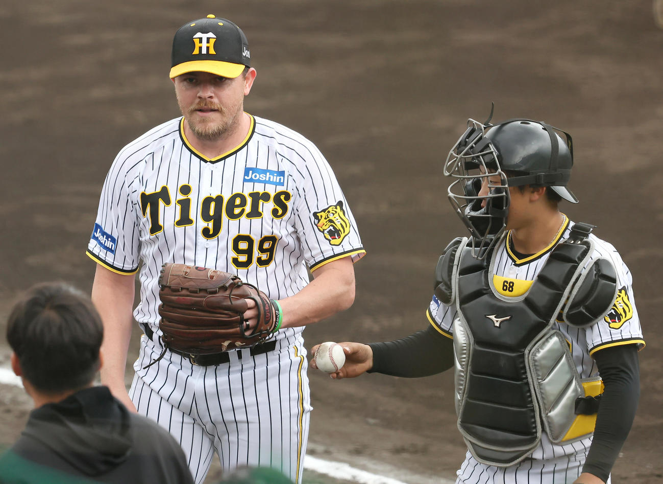 実戦形式の打撃練習で投球を終えたビーズリー（左）（撮影・上山淳一）